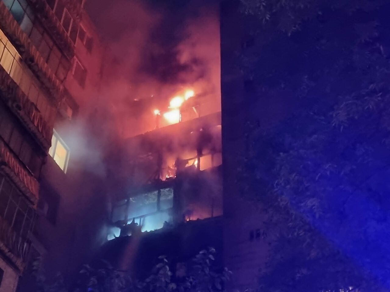 Ancheta privind incendiul de la un bloc din sectorul 5 a fost preluată de Serviciul Investigații Criminale