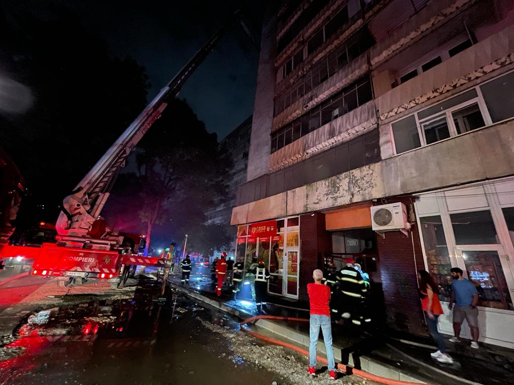Incendiu devastator la un bloc de 10 etaje din Sectorul 5, în Capitală. Zeci de persoane au fost evacuate