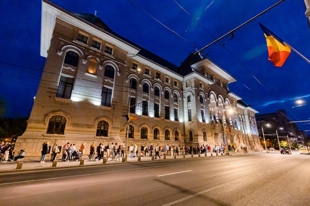 FOTO | Mii de persoane au luat cu asalt primăria condusă de Nicușor Dan. Clădirea, vizitată în Noaptea Muzeelor