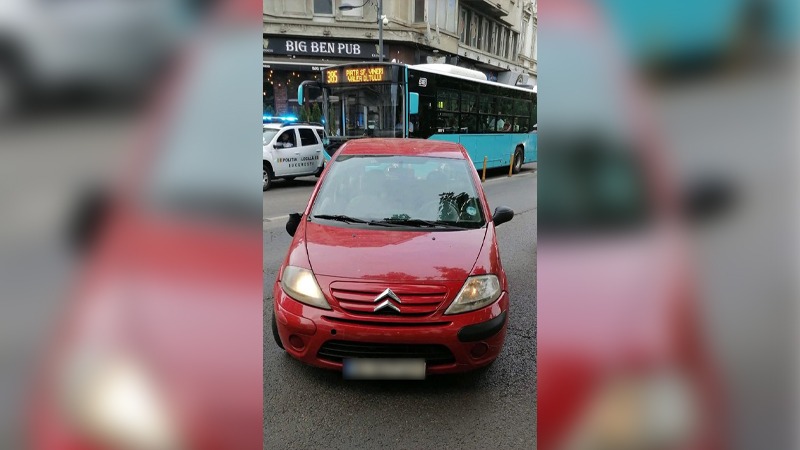 Incident grav în București. Polițist luat pe capota mașinii de un șofer