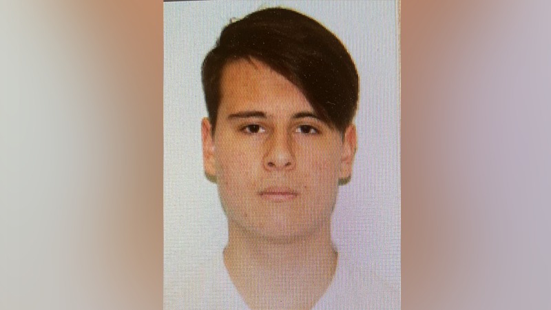 Tânăr de 17 ani, dat dispărut în București. Părinții spun că ar avea asupra sa mai multe arme albe
