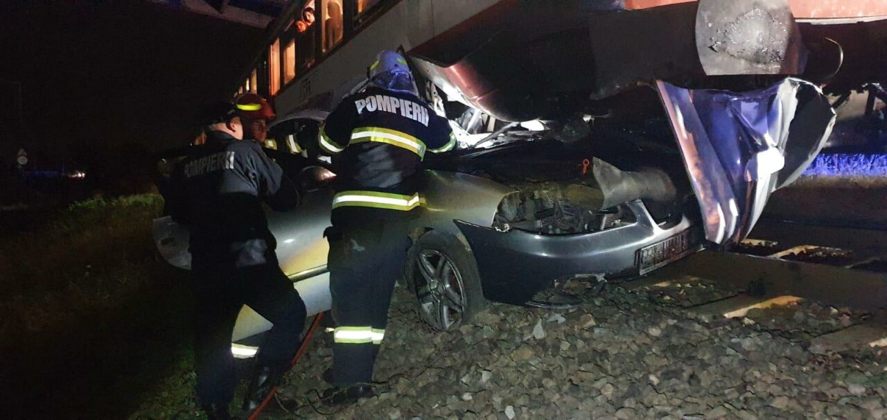 Un autoturism a fost lovit de tren în Satu Mare. Șoferul mașinii a murit
