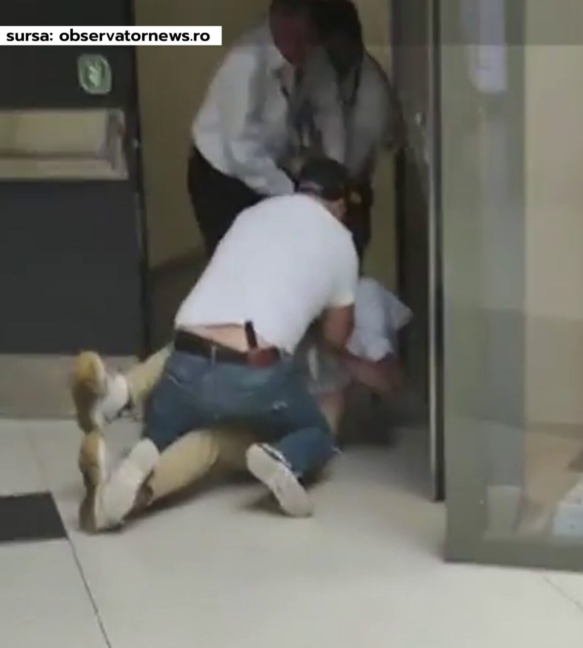 FOTO | Scene halucinante într-un mall din Capitală! Un livrator a fost bătut crunt de trei agenţi de securitate