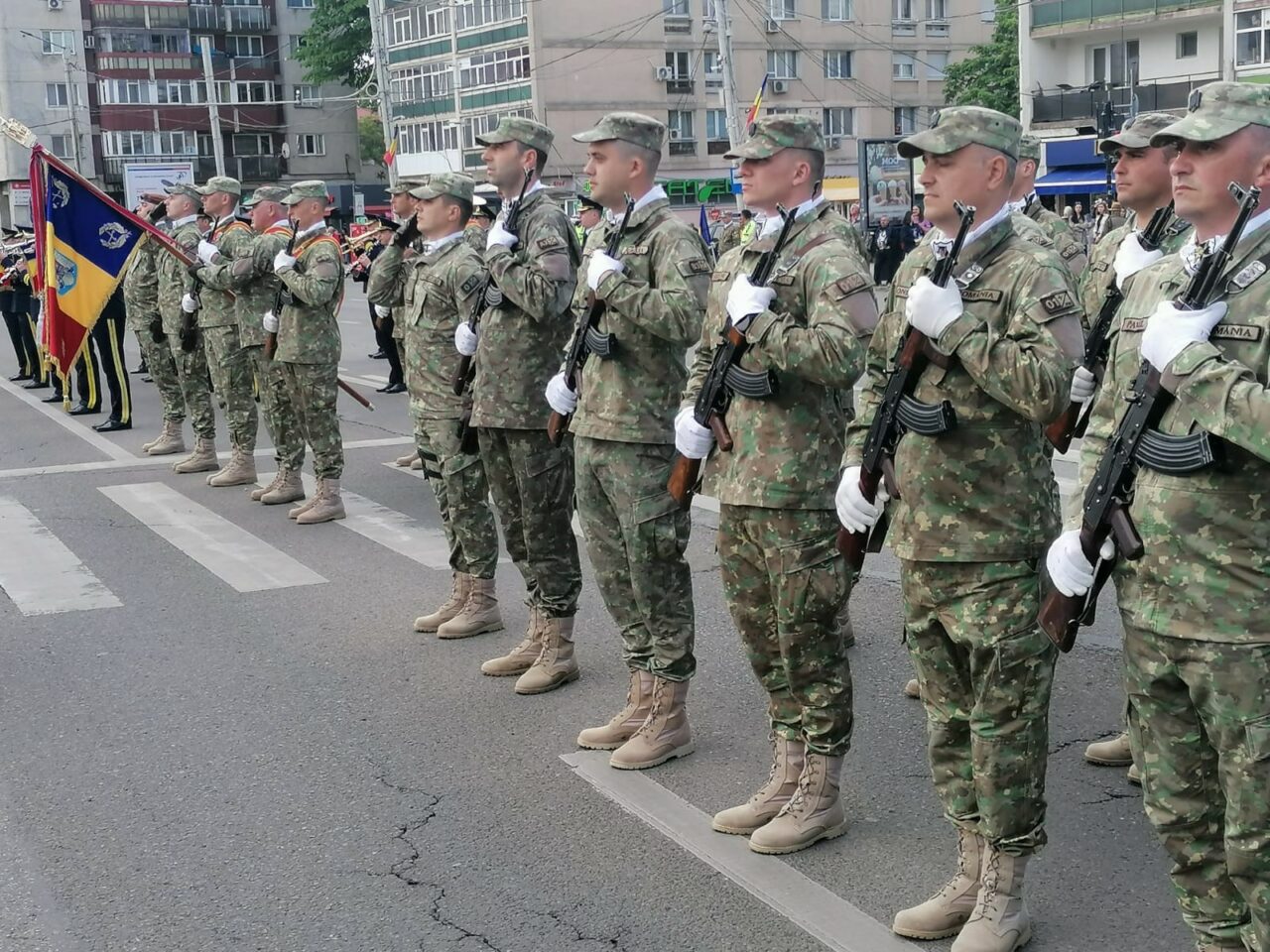 FOTO Independența României, celebrată cu paradă militară la Iași. „Din păcate, sărbătoarea din acest an este umbrită de tragedia poporului ucrainean”