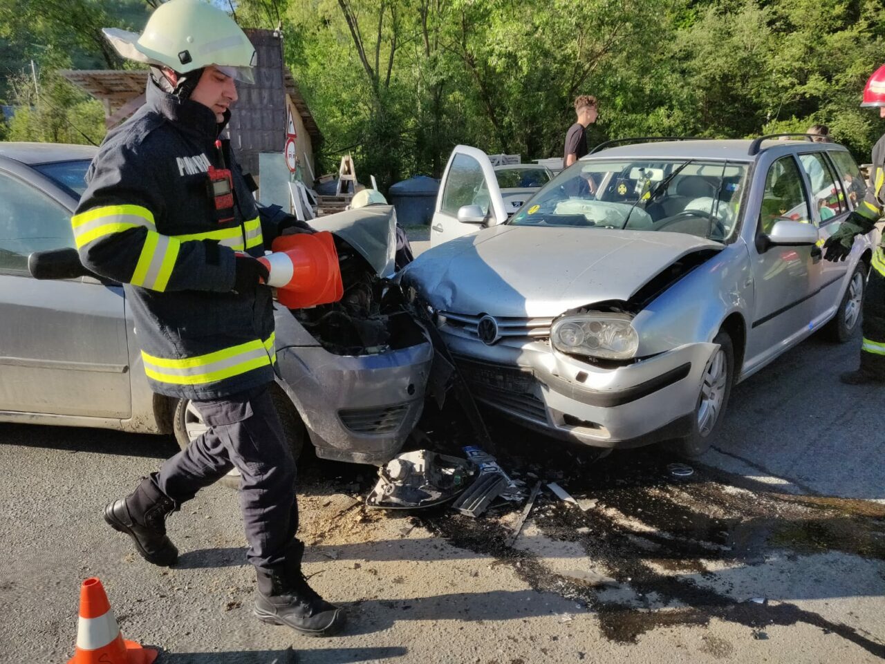 FOTO – VIDEO | Șapte persoane, între care un copil, implicate într-un accident care a avut loc în județul Bistrița-Năsăud. O femeie a ajuns la spital