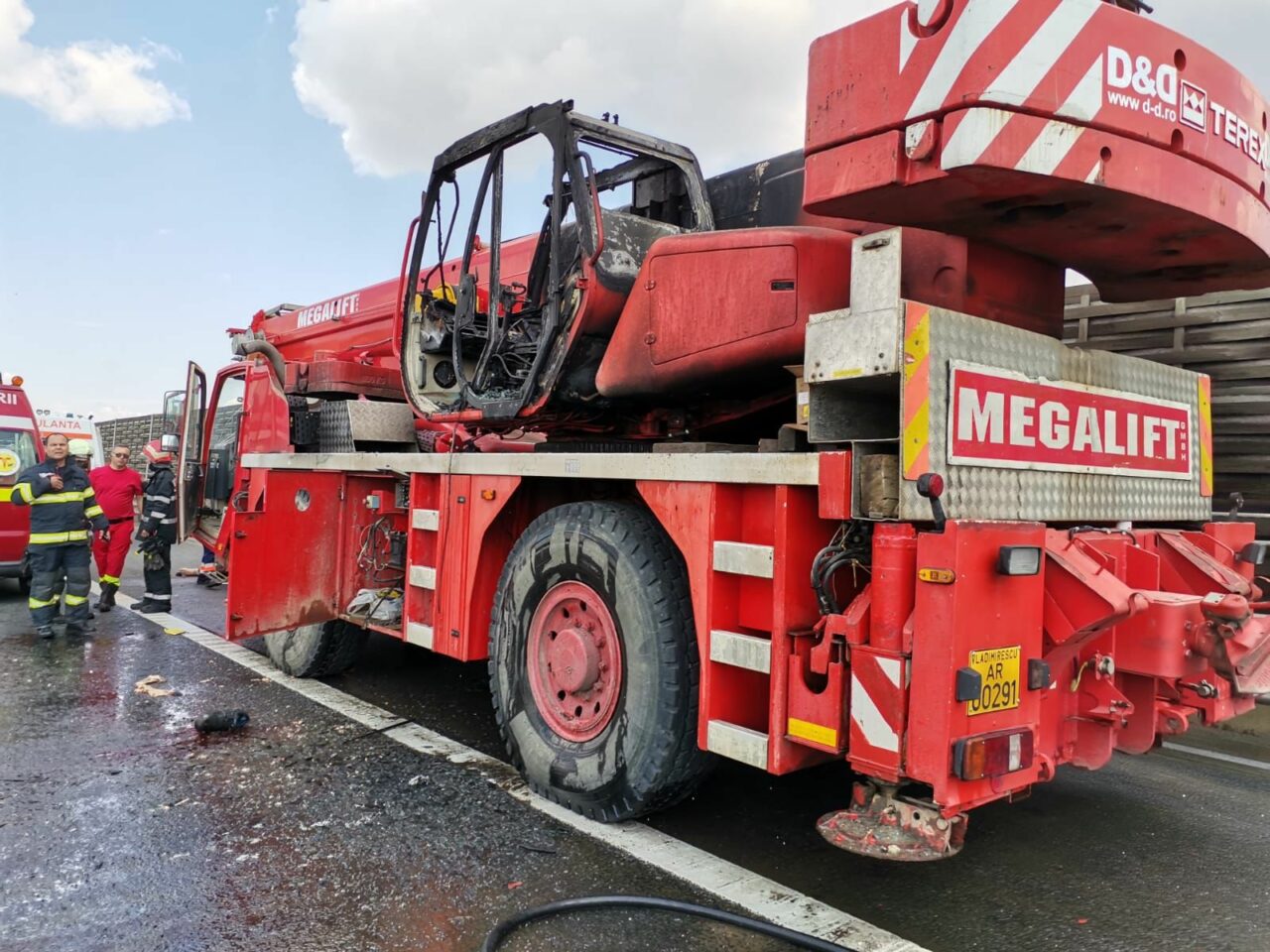 FOTO | Șoferul unei automacarale, accidentat mortal în timp ce stingea incendiul izbucnit în cabina utilajului