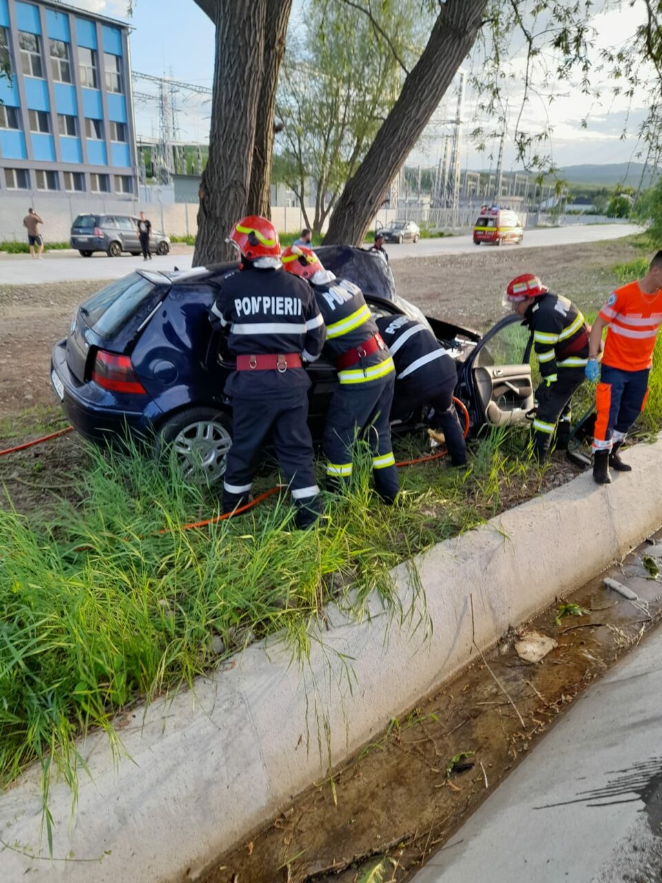 FOTO | Mașină intrată într-un copac, pe un drum din Hunedoara. Șoferul a murit, iar o femeie a fost grav rănită