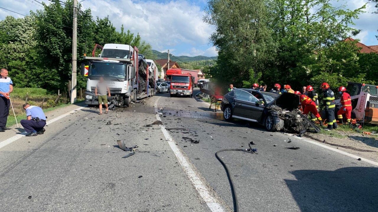 FOTO | Accident grav în Vâlcea. O maşină şi un TIR încărcat cu autoturisme s-au ciocnit. Un copil de 7 ani și o femeie au fost răniți