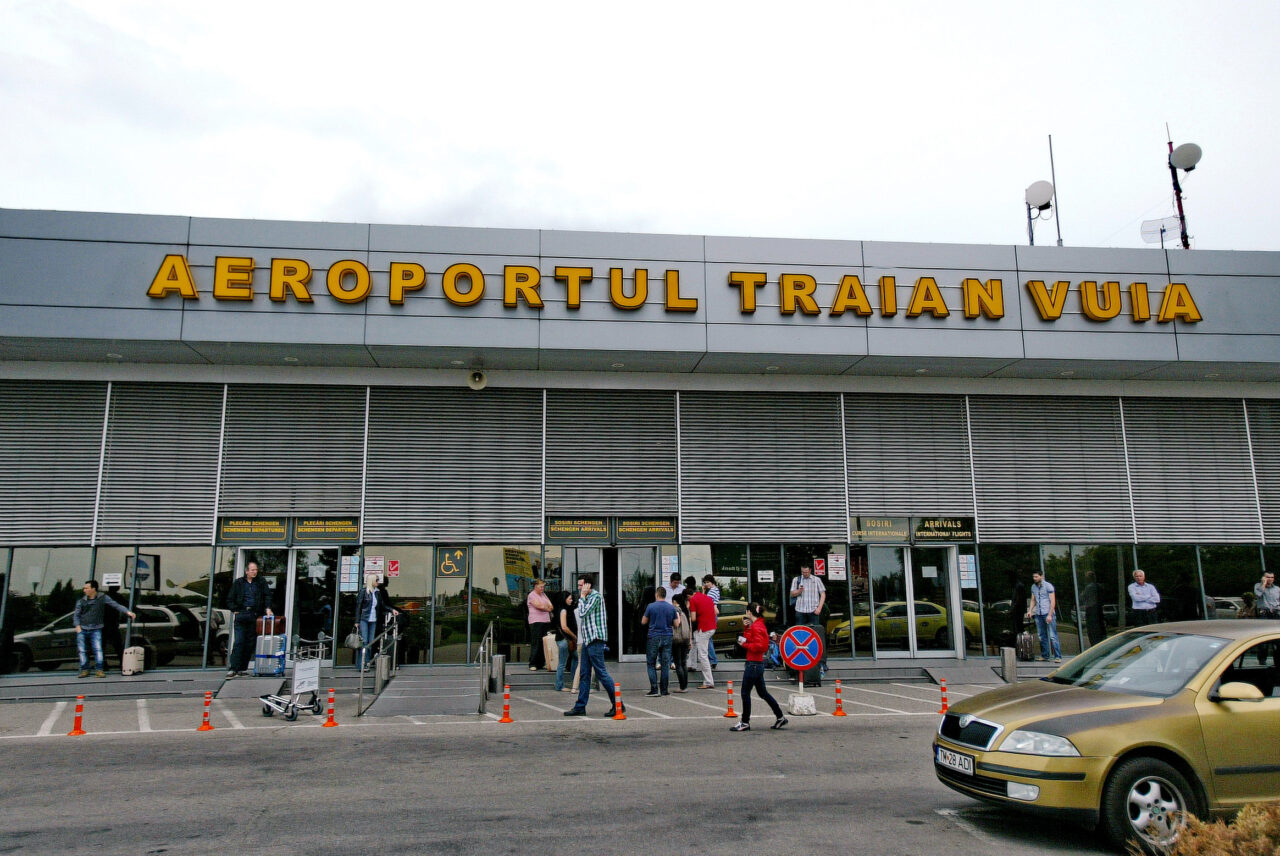 Scene incredibile pe aeroportul din Timişoara: Un bărbat s-a plimbat cu un pistol prin faţa pasagerilor. Ce au descoperit polițiștii după ce l-au imobilizat