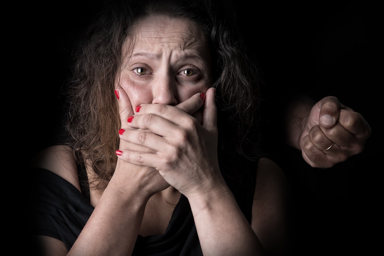 Scene violente lângă București: O femeie a fost răpită de bătută de fostul iubit. Bărbatul a fost ajutat de trei amici