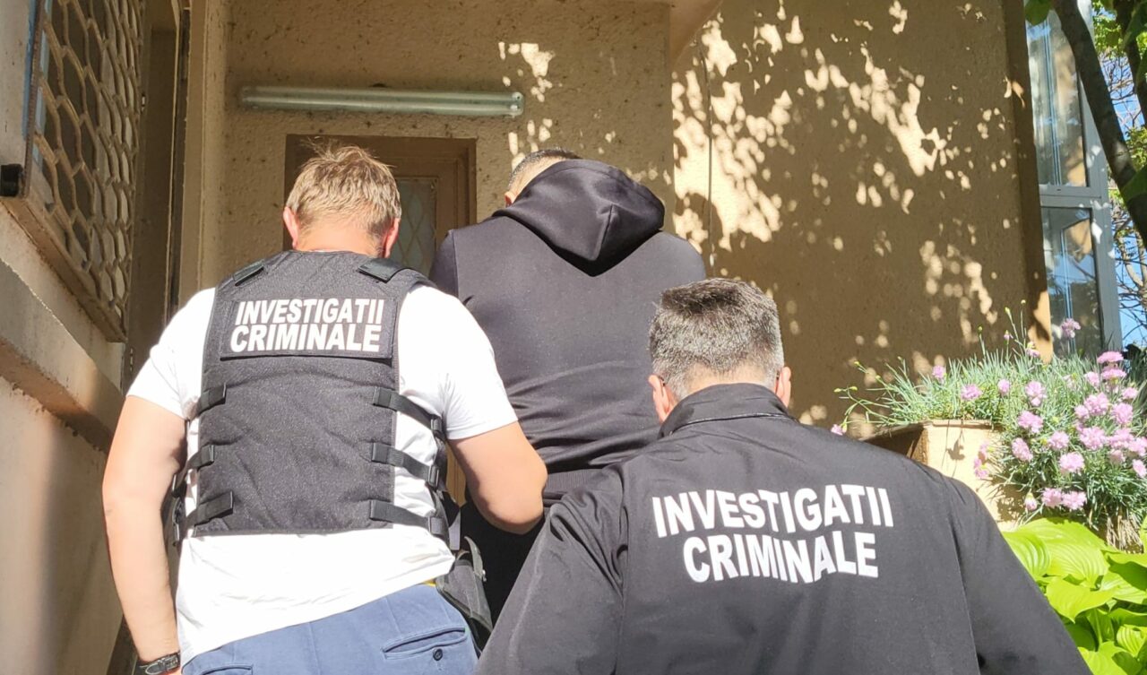 Interlopii care l-au înjunghiat pe manelistul Bogdan Mocanu au fost reținuți. Agresorii aveau acasă săbii, cuțite și macete