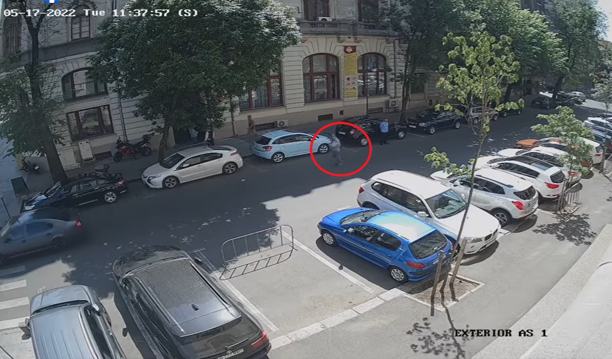 VIDEO. Un angajat din Primăria Capitalei a fugit cu un teanc de documente după ce a aflat de o anchetă disciplinară ce vizează Direcția de Urbanism. Scena, surprinsă pe camerele de supraveghere