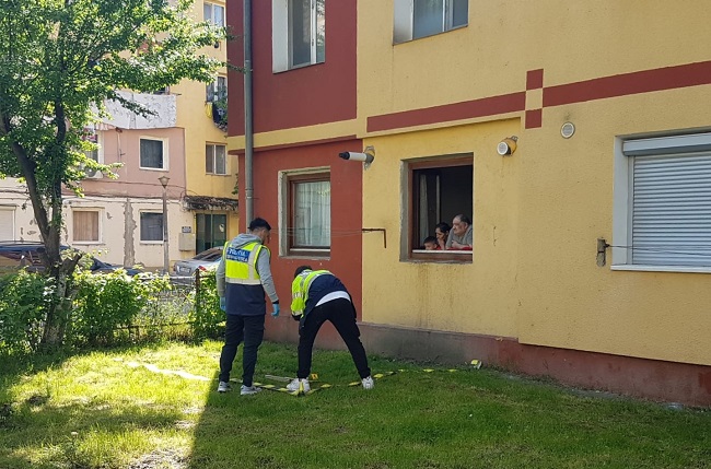 FOTO |  O femeie care amenința că se sinucide s-a împiedicat de streașina unui bloc și a căzut de la etajul 4