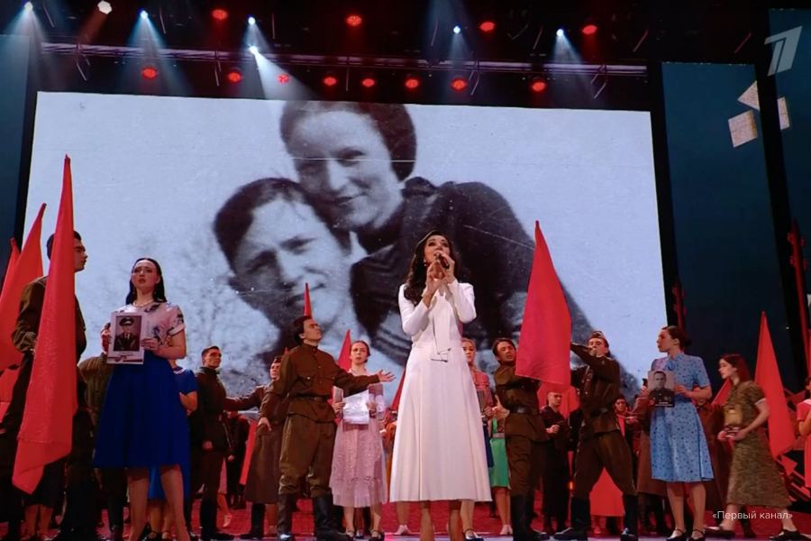 FOTO – VIDEO | Infractorii americani Bonnie și Clyde, prezentați drept eroi ruși uciși în Al Doilea Război Mondial, de cea mai mare televiziune din Rusia