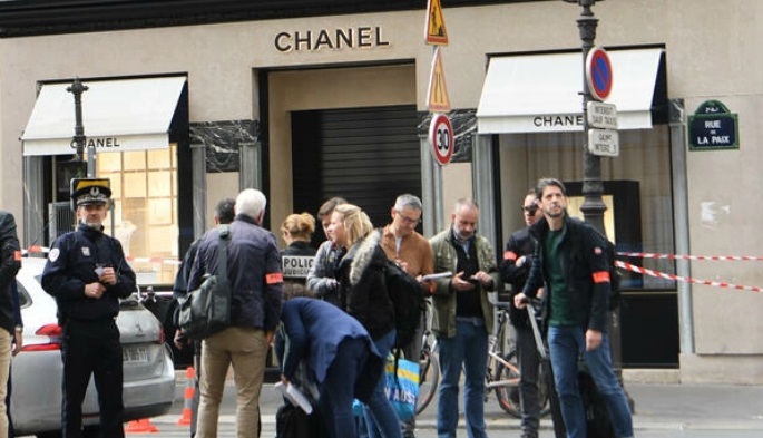 Jaf armat la un magazin Chanel din Paris. Atacatorii ar fi furat bunuri în valoare de milioane de euro