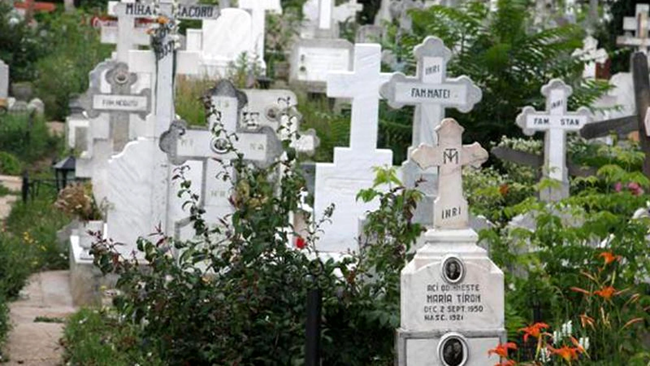 Orașul din România în care 500 de morminte ar putea fi MUTATE din cimitir, după ce instanța a decis că extinderea s-a realizat ilegal  