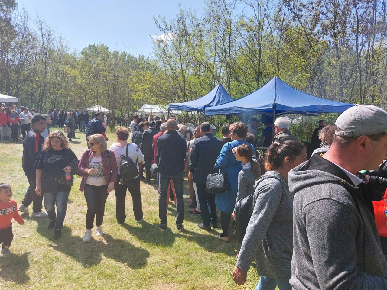 Petrecere câmpenească cu 1500 de persoane, organizată de PSD Slatina. Oamenii au primit mici și bere pe tichete