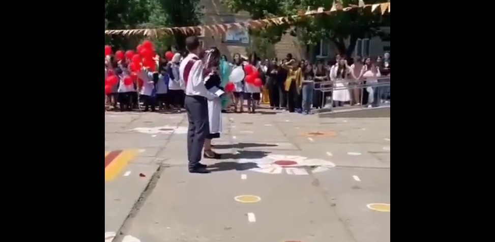 O elevă din Rusia strigat la microfon la o ceremonie școlară: „Libertate Ucrainei! Putin este diavolul!”
