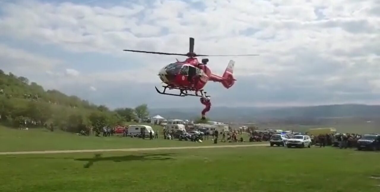 VIDEO | Misiune contracronometru de salvare. Doi adolescenți căzuți cu un ATV într-o râpă au fost extrași cu elicopterul SMURD