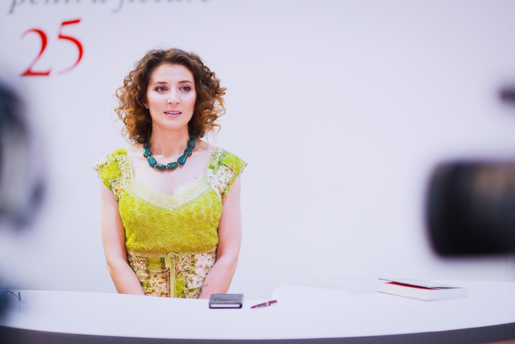 Avocata Eliza Ene Corbeanu lansează cel de-al treilea volum al seriei „Viața la curte”