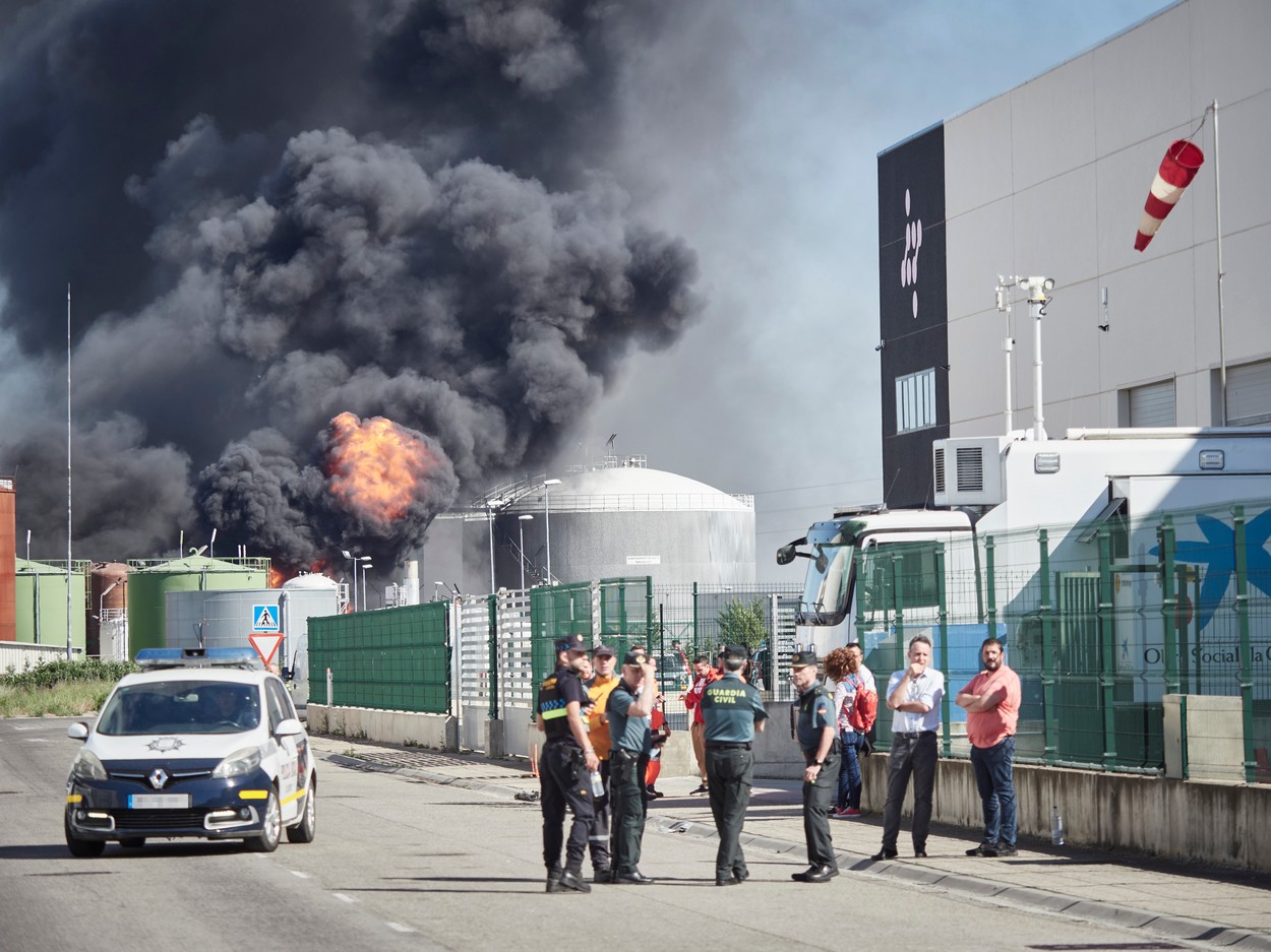 FOTO – VIDEO | Explozie puternică într-o fabrică de biodiesel din Spania: Doi oameni, între care un român, au murit