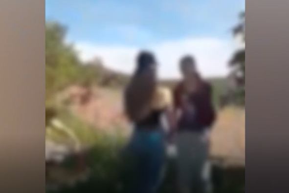 VIDEO șocant | Fata bătută și filmată la Iași are o poveste de viață tristă. Agresoarea de 15 ani ar proveni dintr-o familie cu frați violenți