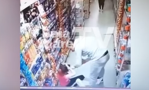 VIDEO | O femeie a fost snopită în bătaie într-un supermarket din Maramureș. De la ce a plecat scandalul