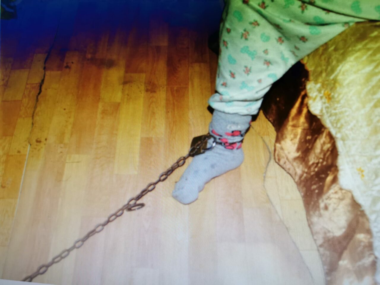 Fetiță de 10 ani din Dolj, legată cu lanțul de un picior chiar de bunica sa. Ce a pățit femeia