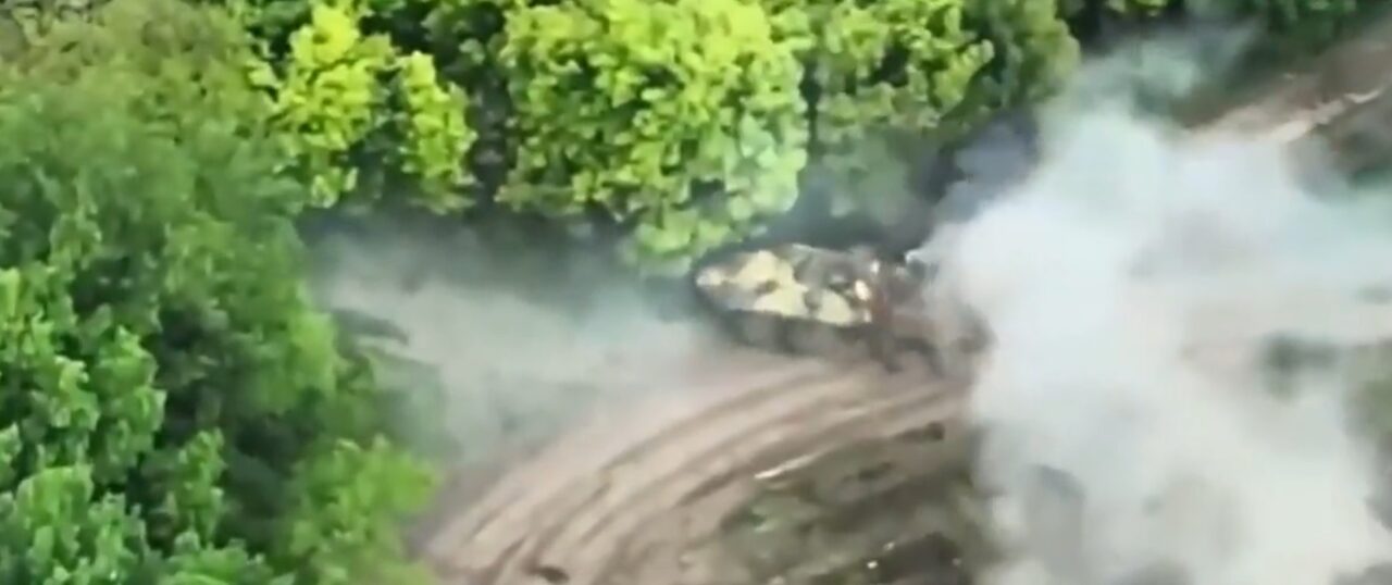 O filmare în care voluntari britanici și americani în Ucraina au prins în ambuscadă un transportor blindat rusesc, virală pe rețelele de socializare (VIDEO)