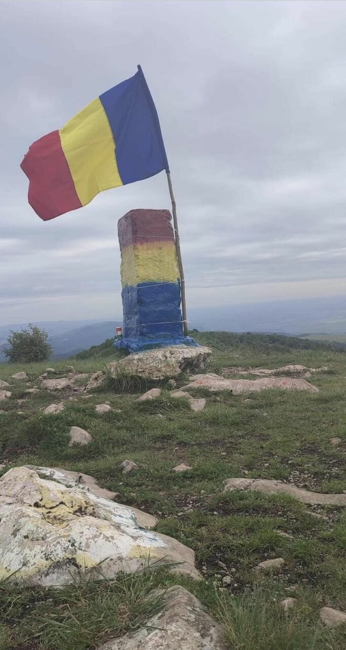 Borna de la Piatra Secuiului, unde s-a fotografiat președinta Ungariei, a fost revopsită în culorile drapelului românesc