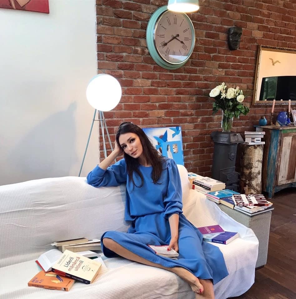 Interviu exclusiv. Ramona Popeț, designer vestimentar, drumul de la tricoul alb la creații de top: „Hainele au devenit cartea noastră de vizită. Cu cat logo-ul este mai la vedere, cu atât mai mult ne împiedică să fim descoperiți altfel de către ceilalți” (GALERIE FOTO)