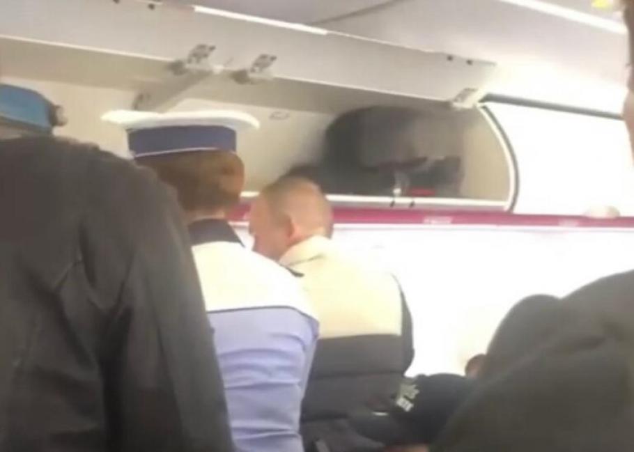 Un avion a fost blocat de polițiști, în Satu Mare, după ce unui pasager i s-au furat banii. Toţi călătorii au fost controlaţi pe rând