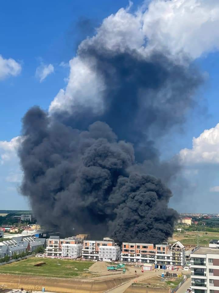 Incendiu puternic la un bloc aflat în construcție, lângă un mall din zona Pipera