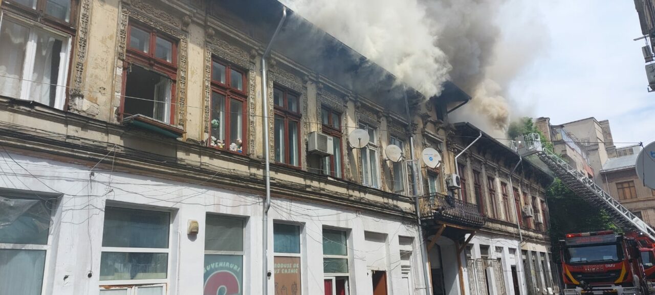 FOTO-VIDEO | Incendiu violent la o casă din centrul Capitalei. Există riscul ca focul să ajungă și la clădirile vecine