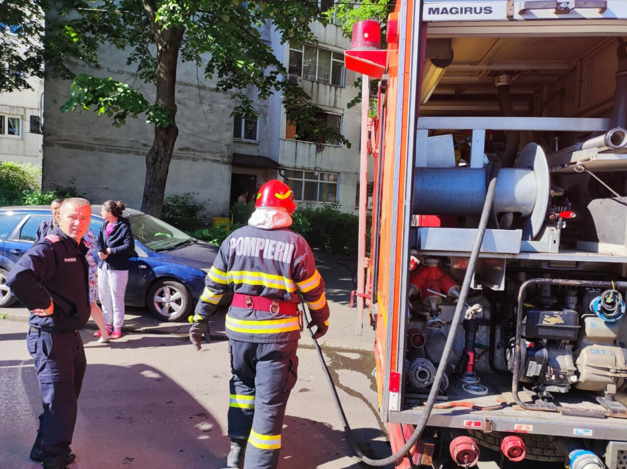 FOTO | Incendiu într-un apartament din Ploiești. Pentru a se salva, o femeie a sărit pe geam. Focul a pornit de la un scuter aflat la încărcat