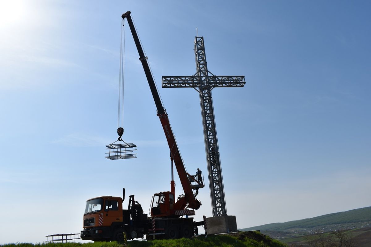Satul lui Eminescu are de acum un nou monument. O cruce gigant în valoare de 400.000 de lei a fost instalată la Ipotești