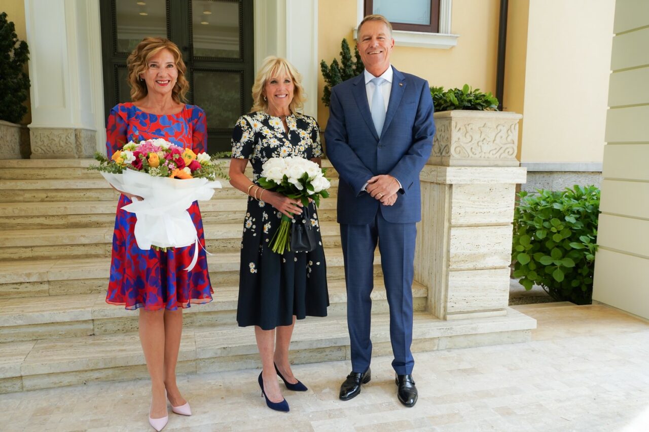 GALERIE FOTO Admirată, dar și criticată! Cât a costat rochia purtată de Carmen Iohannis la întâlnirea cu Jill Biden. Detaliul mai puțin cunoscut despre vestimentația primei doamne a României