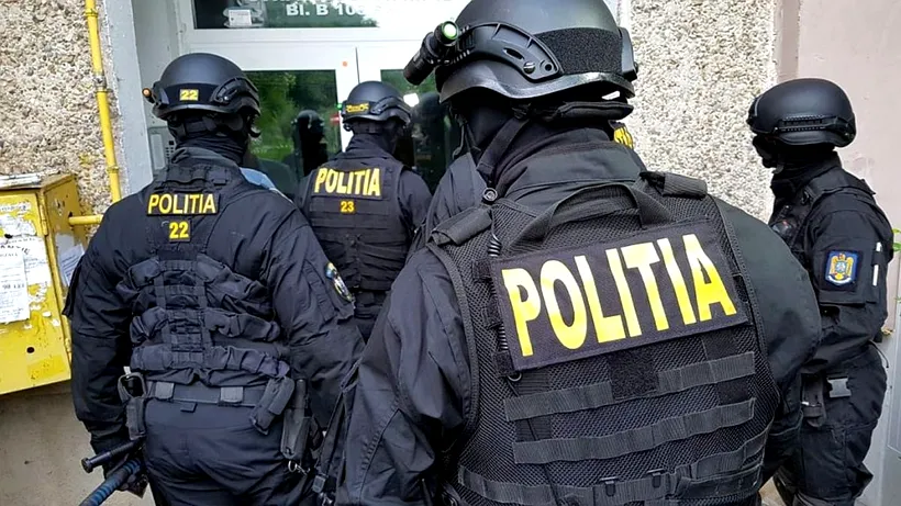 Sute de persoane au primit adeverințe false de vaccinare împotriva COVID-19. Polițiștii au descins cu mascații la un cabinet medical din Călărași