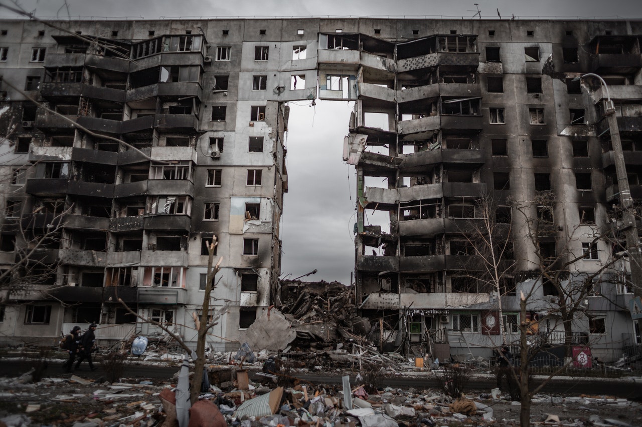Catastrofa se adâncește la Mariupol. Copiii au fost nevoiți să bea apă de ploaie din bălți de sete