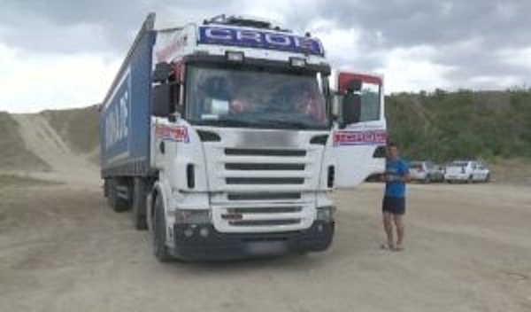 FOTO | Portretul românului estival. Cu TIR-ul pe plajă:”Dacă nu scrie că e interzis”