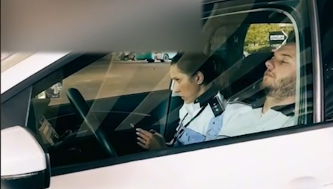VIDEO | Agent al Brigăzii Rutiere, surprins în timp ce dormea în mașina de Poliție. „Așteptăm să avem o misiune”