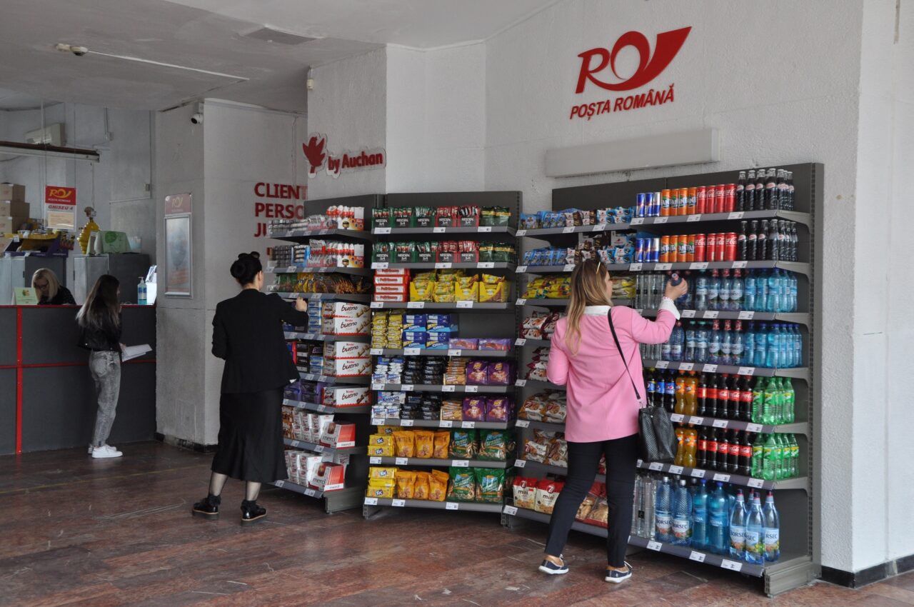 Poșta Română va vinde produse alimentare și nealimentare. Ce vor găsi clienții la raft