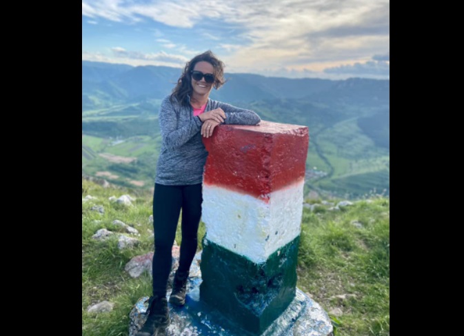 Șicane la nivel înalt. Președinta maghiară s-a pozat cu borna vopsită în culorile Ungariei pe muntele Piatra Secuiului, în județul Alba: „Nu vom tăia niciodată cordonul ombilical dintre patria-mamă şi maghiari”