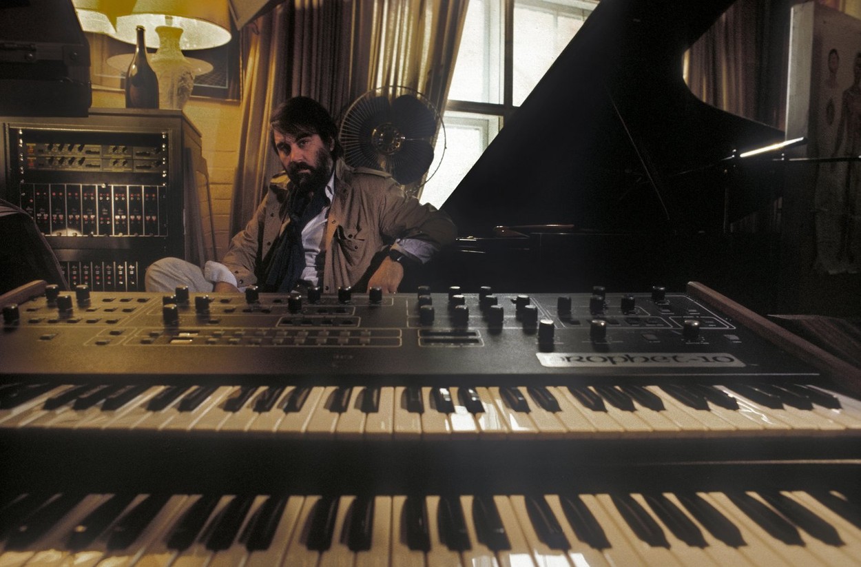 A murit compozitorul Vangelis, renumit pentru muzica filmelor „Carele de foc”, „Blade Runner” și „1492: Cucerirea paradisului”