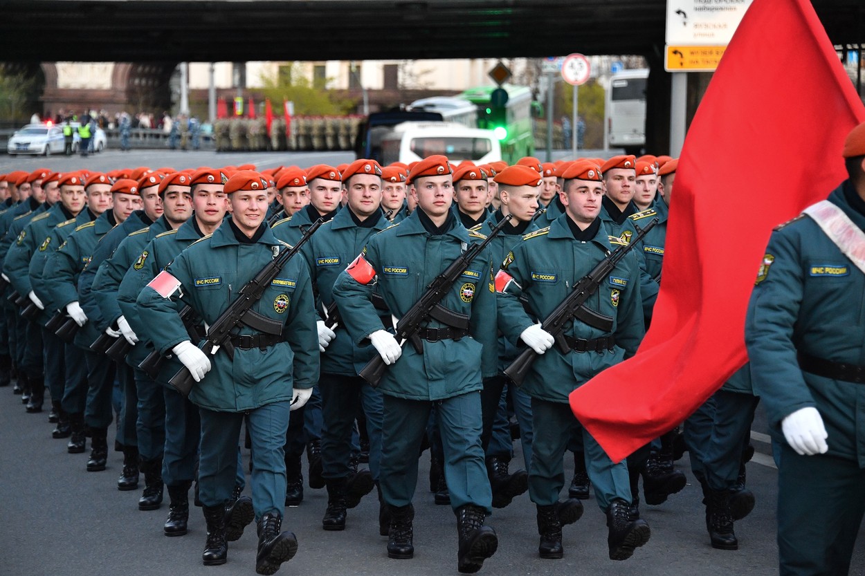 Parada de Ziua Victoriei la Moscova, între festivism și cinism. Lui Putin îi lipsește o victorie majoră în Ucraina, dar vrea să le transmită rușilor că totul este ”în grafic” | GALERIE FOTO