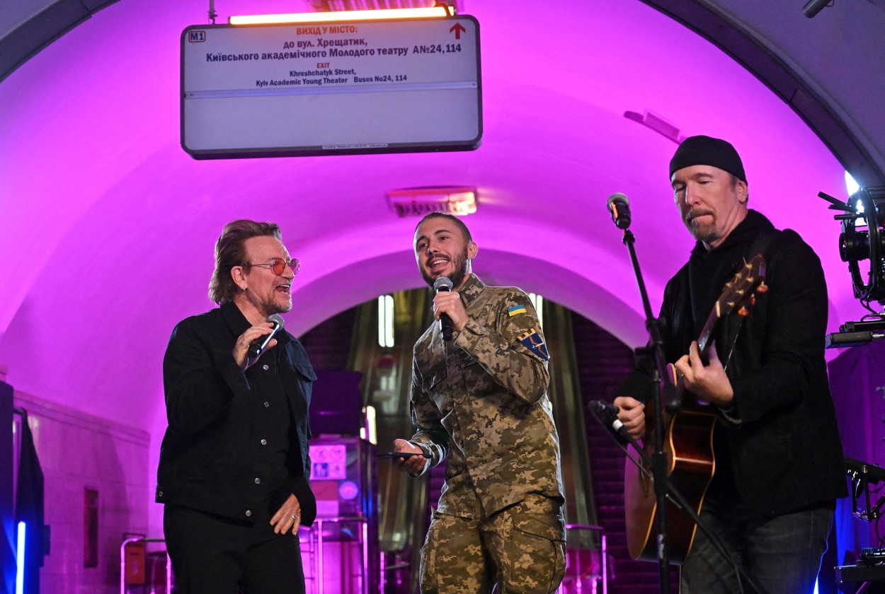 Bono, concert-surpriză la metroul din Kiev. Artistul a răspuns invitației președintelui Volodimir Zelenski (FOTO, VIDEO)