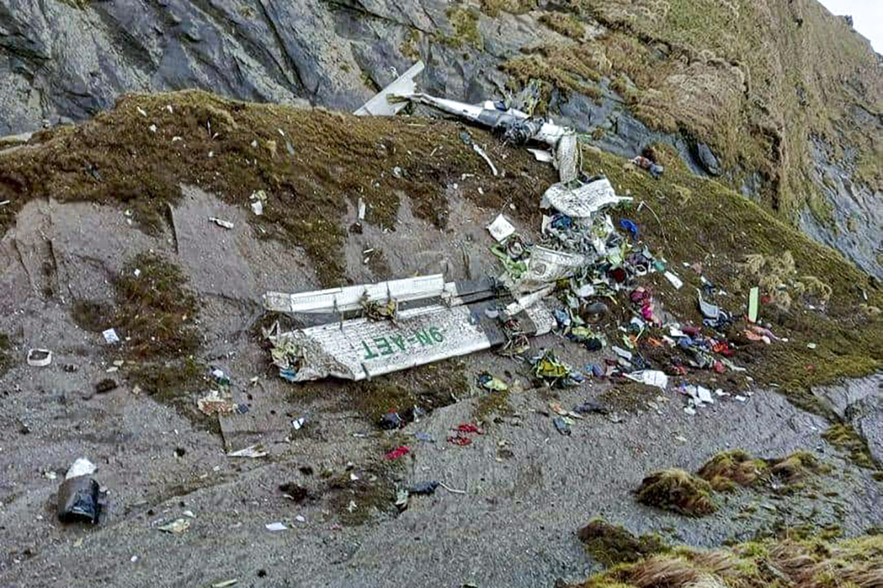 Cel puțin 14 persoane de la bordul avionului dispărut în Nepal și-au pierdut viața. Echipajele de intevenție continuă să caute supraviețuitori
