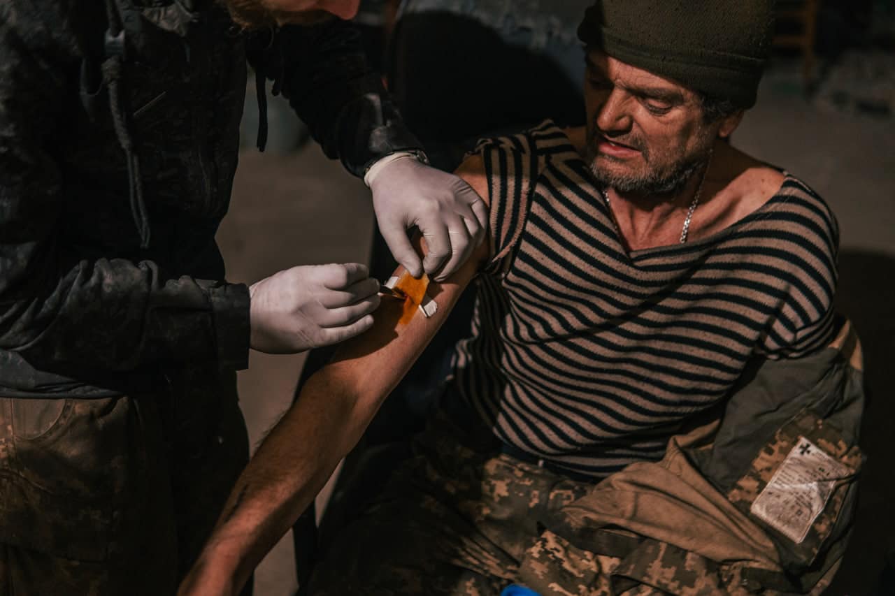Soldații răniți ai Regimentului Azov, baricadați în oțelăria Azovstal, sunt operați fără anestezie. Lipsa de medicamente și alimente provoacă decese zilnice