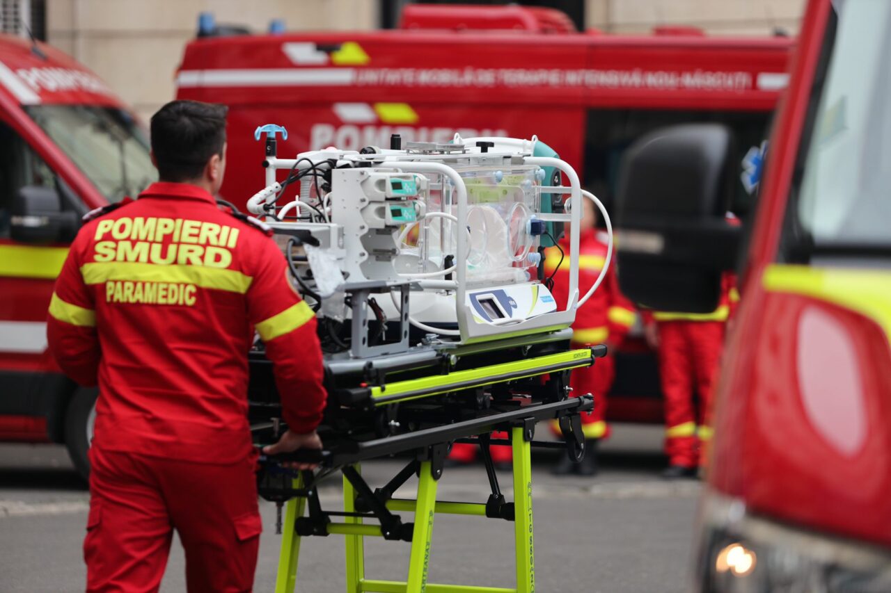 FOTO – VIDEO | 12 ambulanțe de transport nou-născuți în stare critică, în valoare totală de 10,6 milioane de lei, distribuite în România. Raed Arafat: Le vor înlocui pe cele pe care le avem din 2009