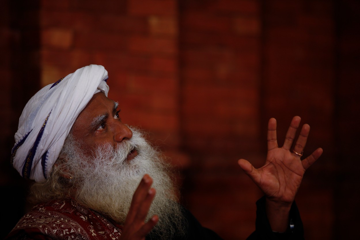 INTERVIU EXCLUSIV | Sadhguru: „Ori de câte ori ceva te rănește, există două opțiuni: Poți deveni fie rănit, fie înțelept. Stă în capacitatea ta să transformi ceea ce ți se întâmplă în ceea ce devine în tine”